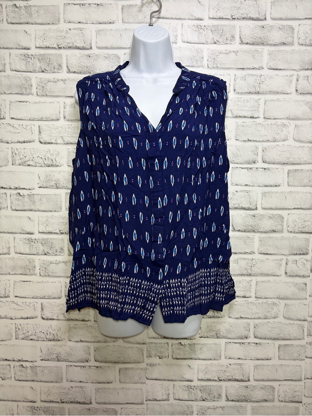 Artisan NY Navy Printed Hidden Buttons V-Neck Sleeveless Top 1X